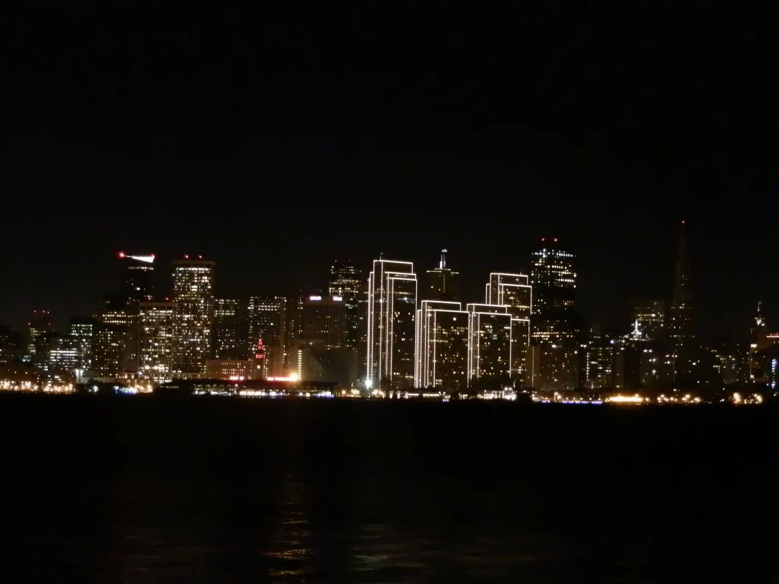 Kvällsliv i San Francisco med barer och stadsljus